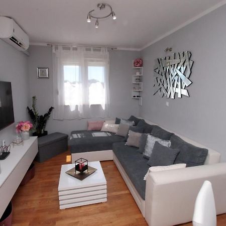 Апартаменти Apartman *Sanja* Оміш Екстер'єр фото