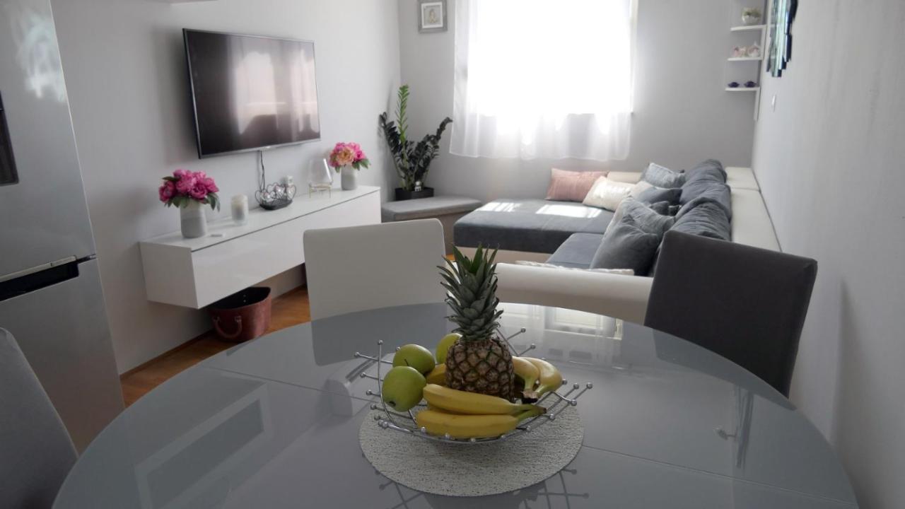 Апартаменти Apartman *Sanja* Оміш Екстер'єр фото