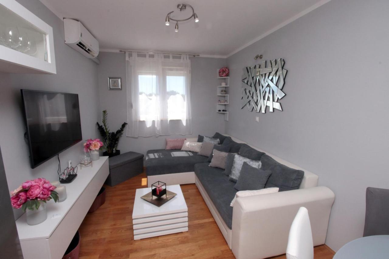 Апартаменти Apartman *Sanja* Оміш Екстер'єр фото