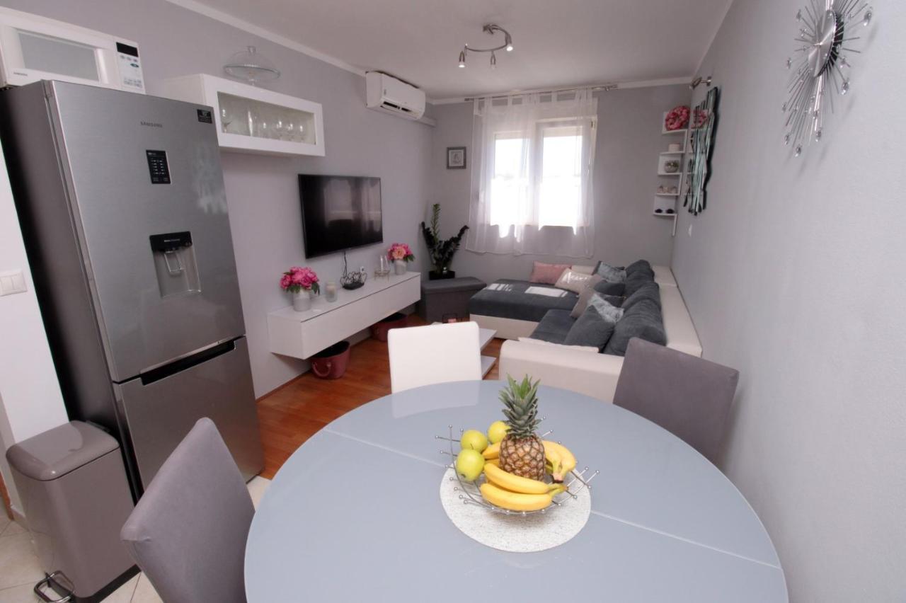 Апартаменти Apartman *Sanja* Оміш Екстер'єр фото